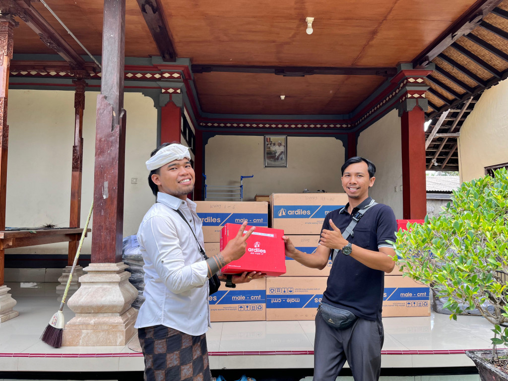 Pengiriman Pakaian dan Sepatu Lansia di Banjar Kwanji oleh BUM Desa Tri Manunggal Jaya Dalung